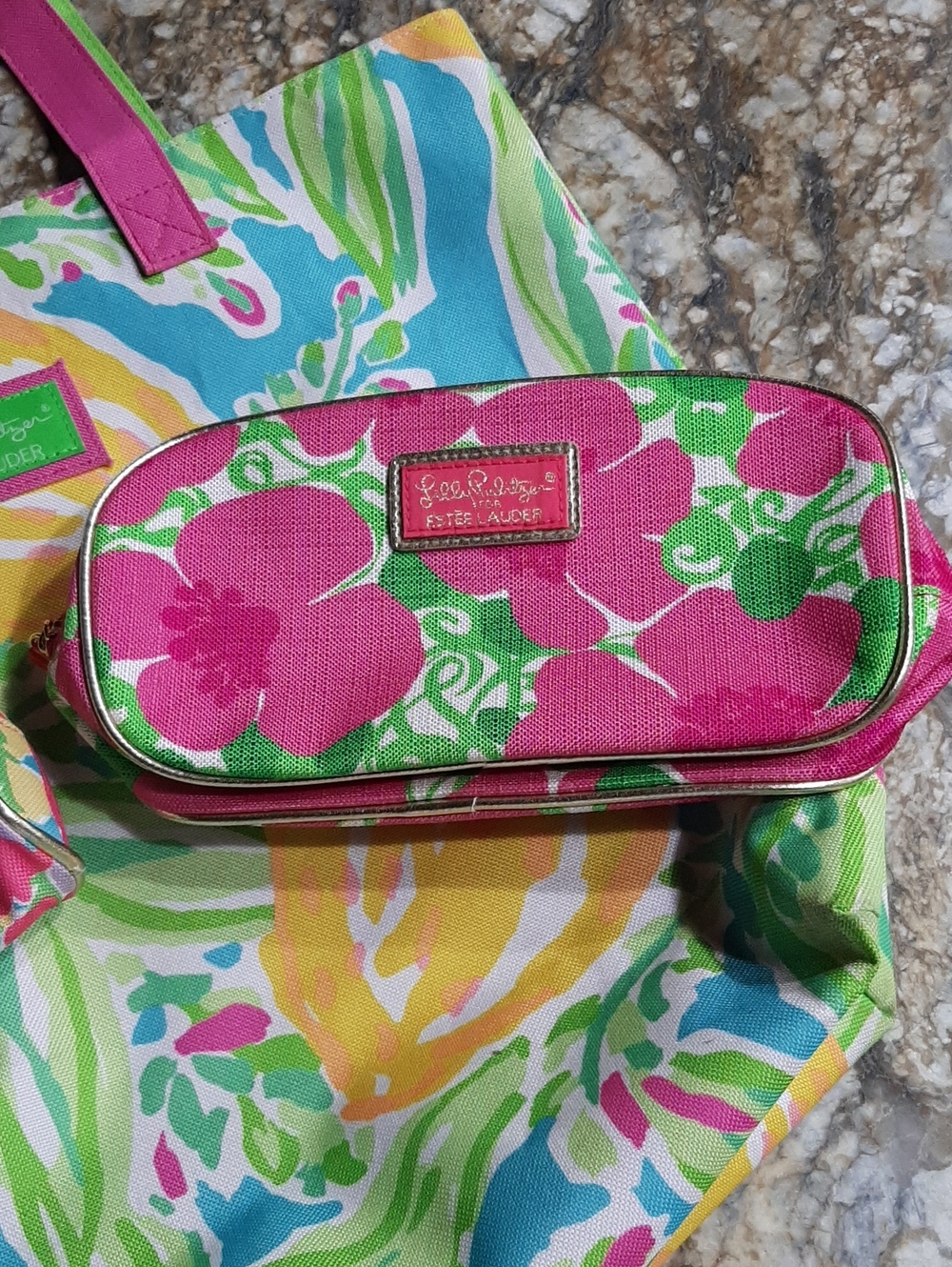 EUC!❤️👍Lilly Pulitzer Floral Tote w/2 cosmetic pouches! - Picture 5 of 7